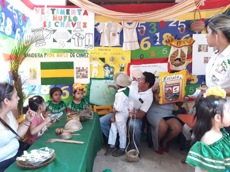 Celebración cívica y cultural con trajes típicos